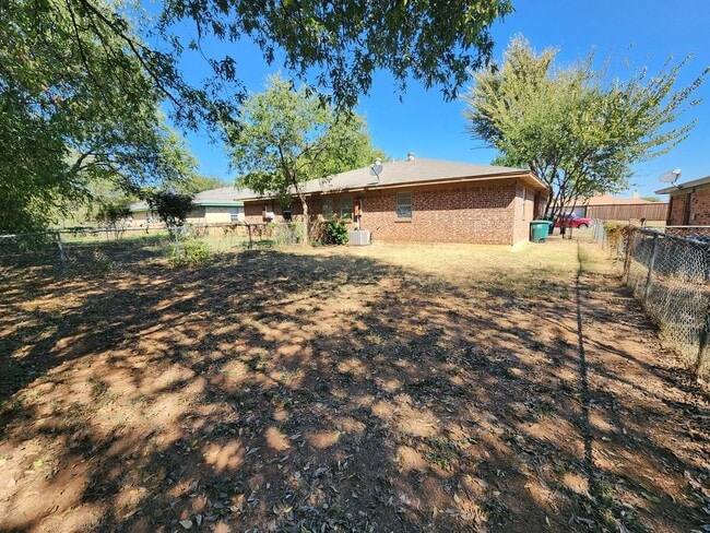 Building Photo - Charming 2 bedroom Duplex in Burleson