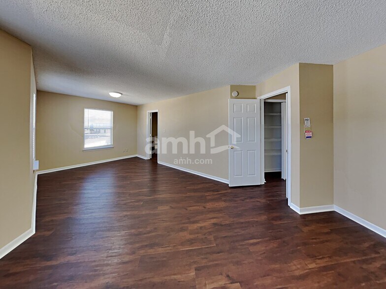 Building Photo - 10970 Clear Spring Dr