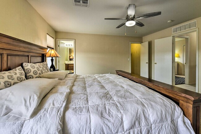 Building Photo - 1836 N Parkside Ln