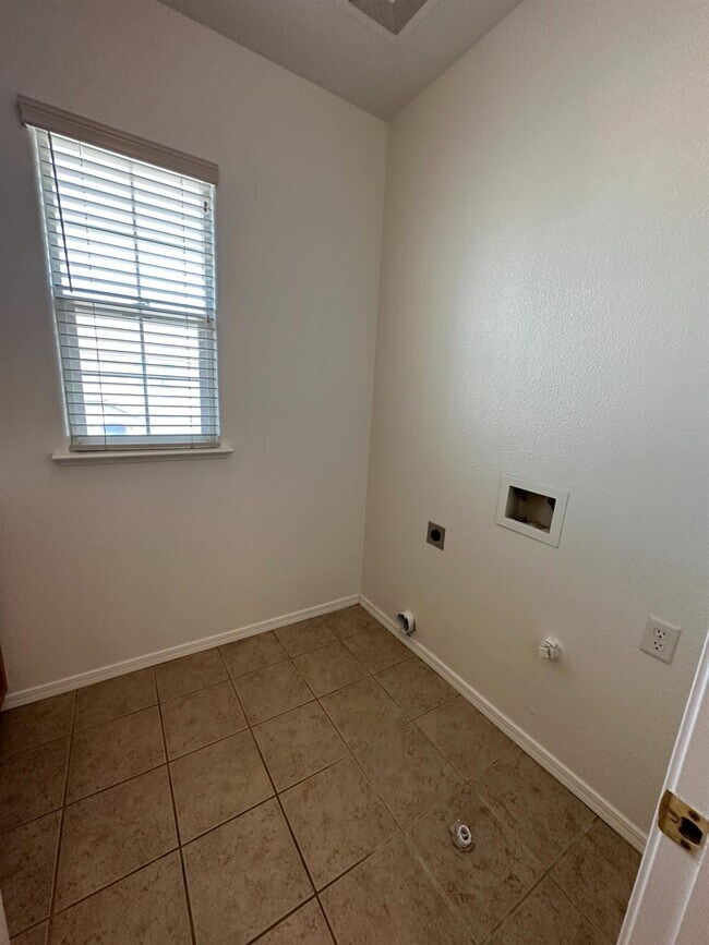Building Photo - 636 W Venice Ln