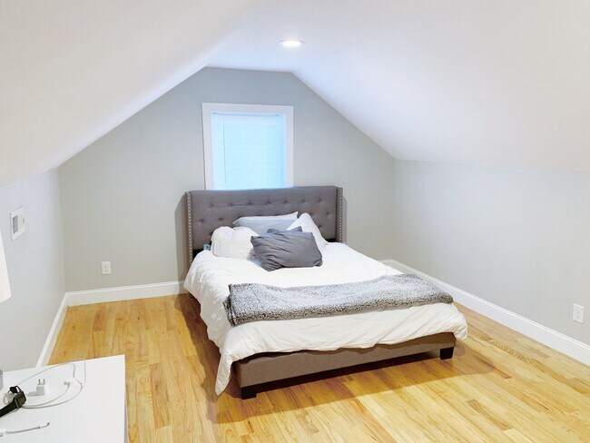 Building Photo - 3 Bedrooms 2 Full Bathrooms (one block fro...