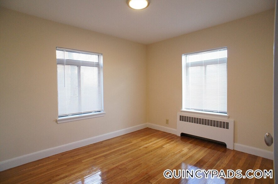 Building Photo - 425 Newport Ave