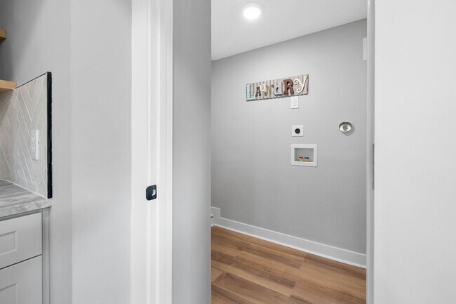 Building Photo - Newly renovated 4 bed 2.5 bath, located in downtown Wilmington