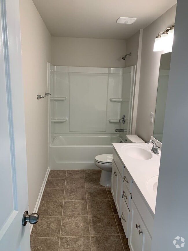 Building Photo - Resort life for your family in the Palisades!