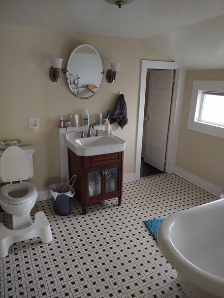 Building Photo - 711 W South St