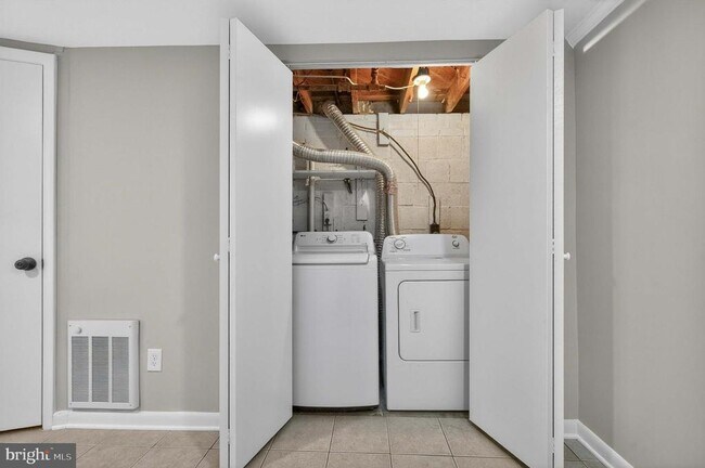 Building Photo - 8 Kennedy St