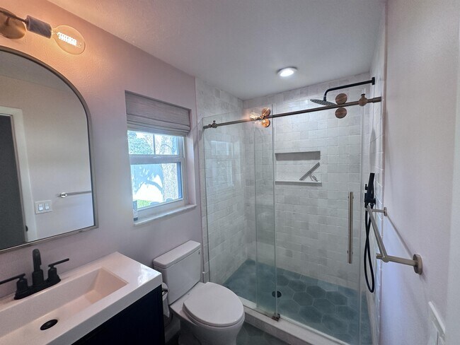 Building Photo - 1422 Byram Dr