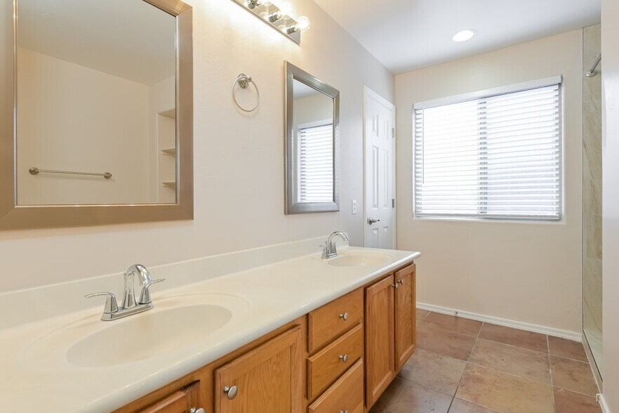 Building Photo - 422 W Tara Danette Dr