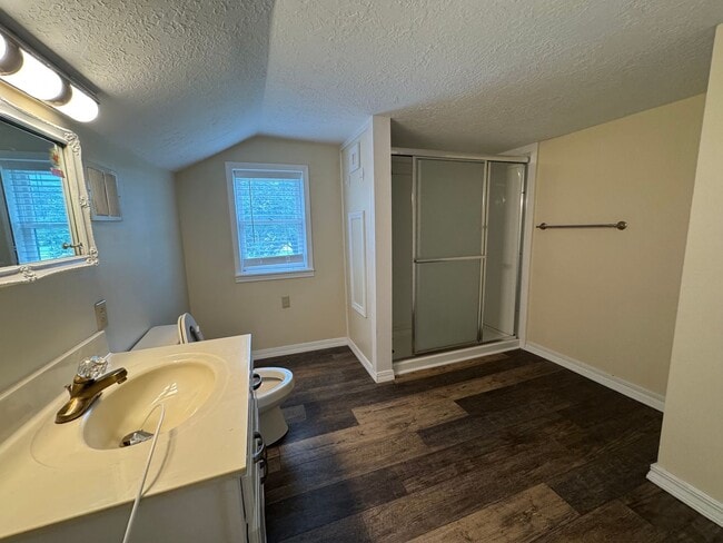 Building Photo - Prime Location! 3 Bed Home on Highway to M...