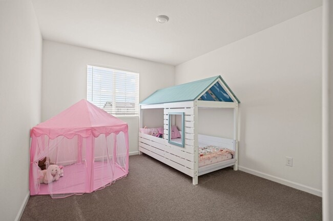 Building Photo - Multi-Generational Home!