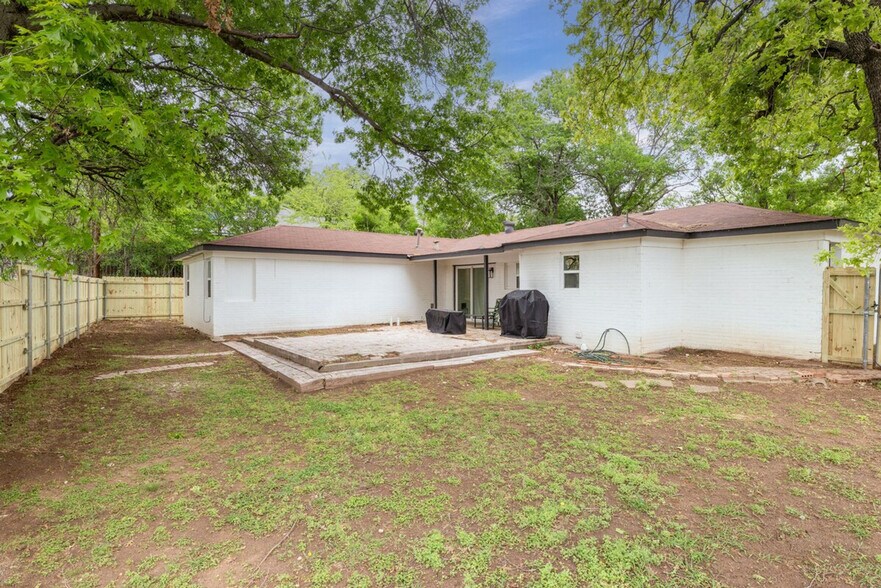 Building Photo - 3800 Marina Dr