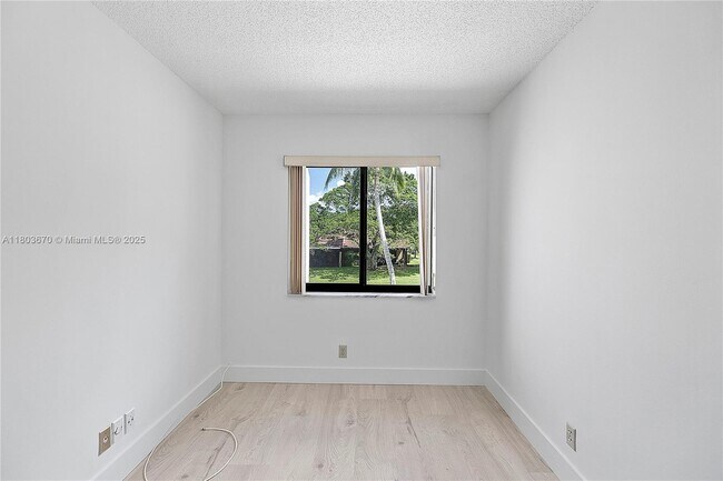 Building Photo - 398 Fern Dr