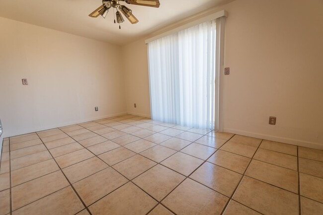 Building Photo - 4 Bedroom, 1½ Bath Home with Central A/C, ...