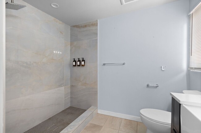 Building Photo - 3 Bedroom, 2 Bathroom apartment in a prime...
