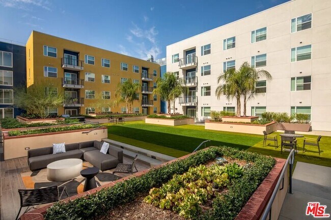 Building Photo - 10568 Gateway Prom