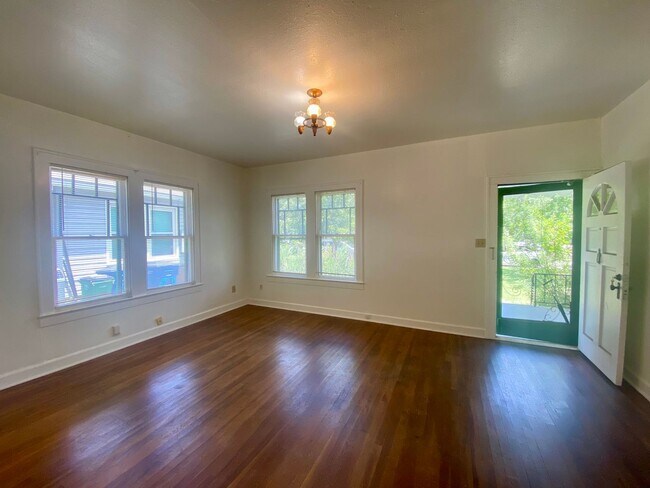 Building Photo - Prelease for August!  Close to Campus!  2800 Dancy.