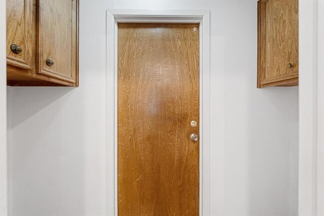 Building Photo - 10604 School House Ln