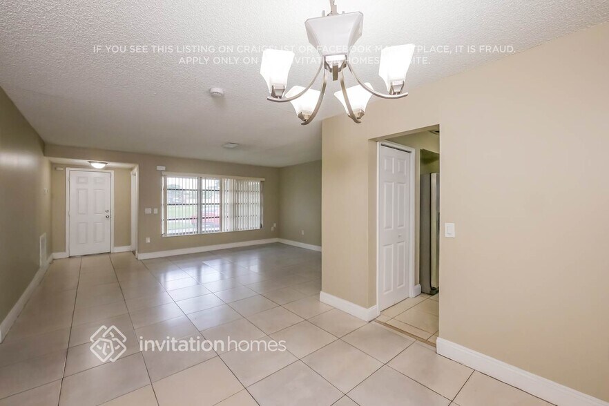 Building Photo - 8744 Southampton Dr