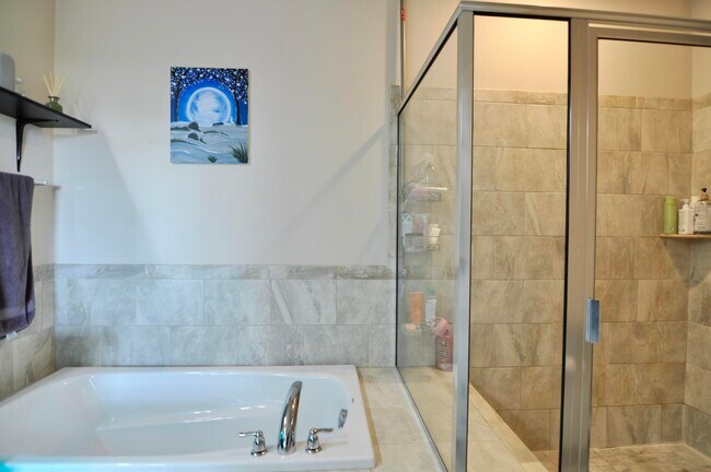 Building Photo - 4481 Bridgeview Ln