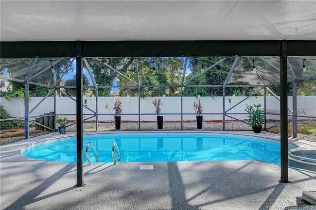 Building Photo - 905 SE Flamingo Ave