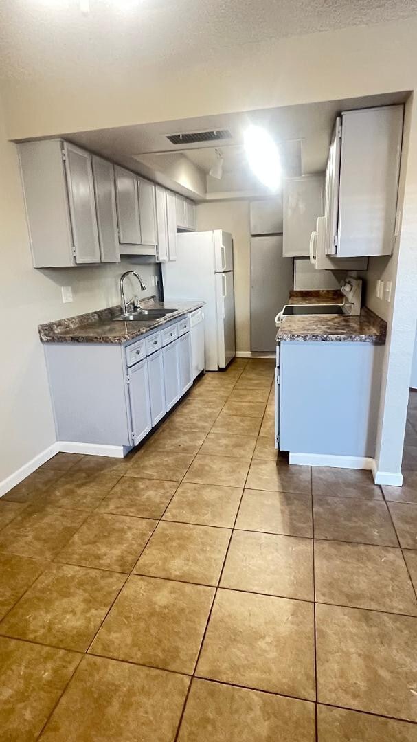 Building Photo - 6008 W Townley Ave