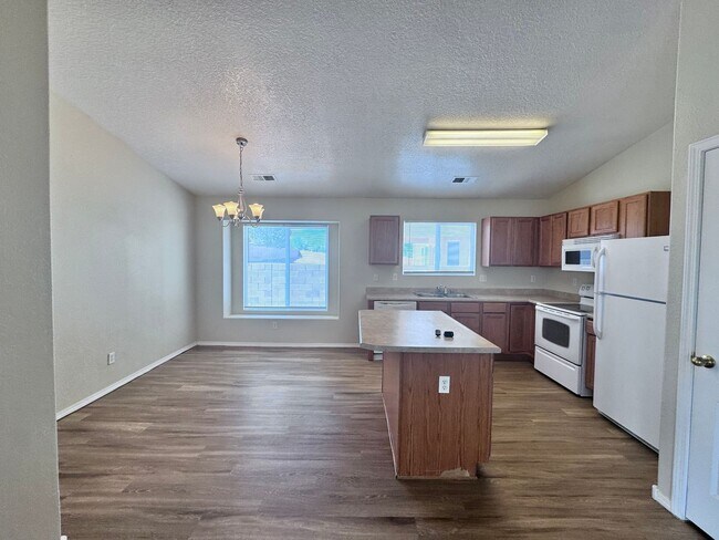 Building Photo - MOVE IN SPECIAL!! HALF OFF-SECURITY DEPOSIT! 3 bed 2 bath home in Los Lunas