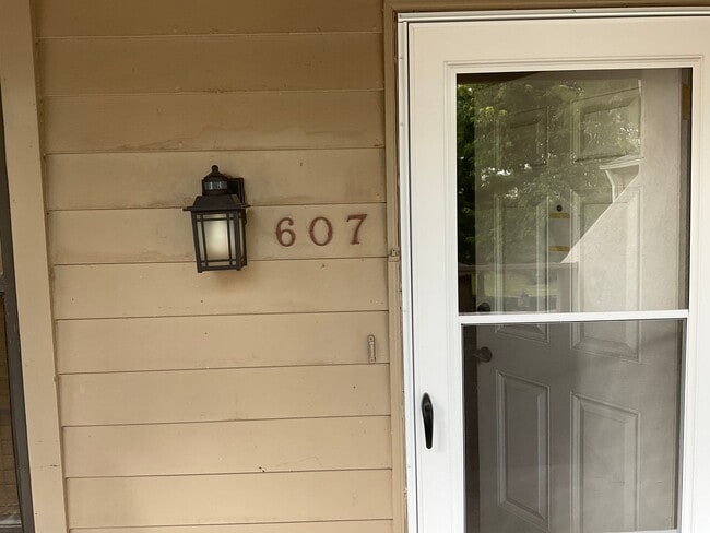 Building Photo - Newly renovated 2Bedroom 2 Bath Condo