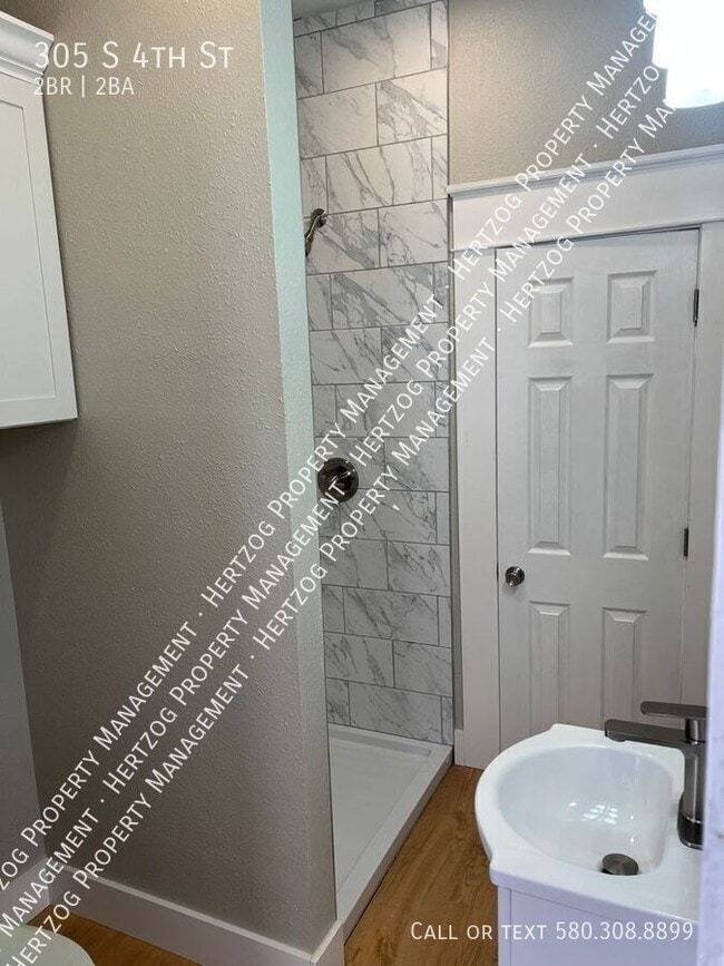 Building Photo - 305 S 4th St