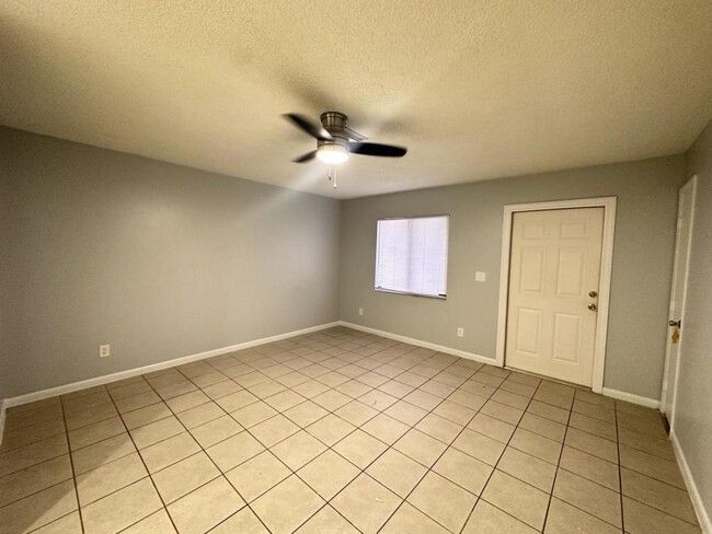 Building Photo - 709 SE 8th Terrace