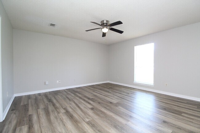 Building Photo - 3/2 Northwest Pensacola brick home with ga...