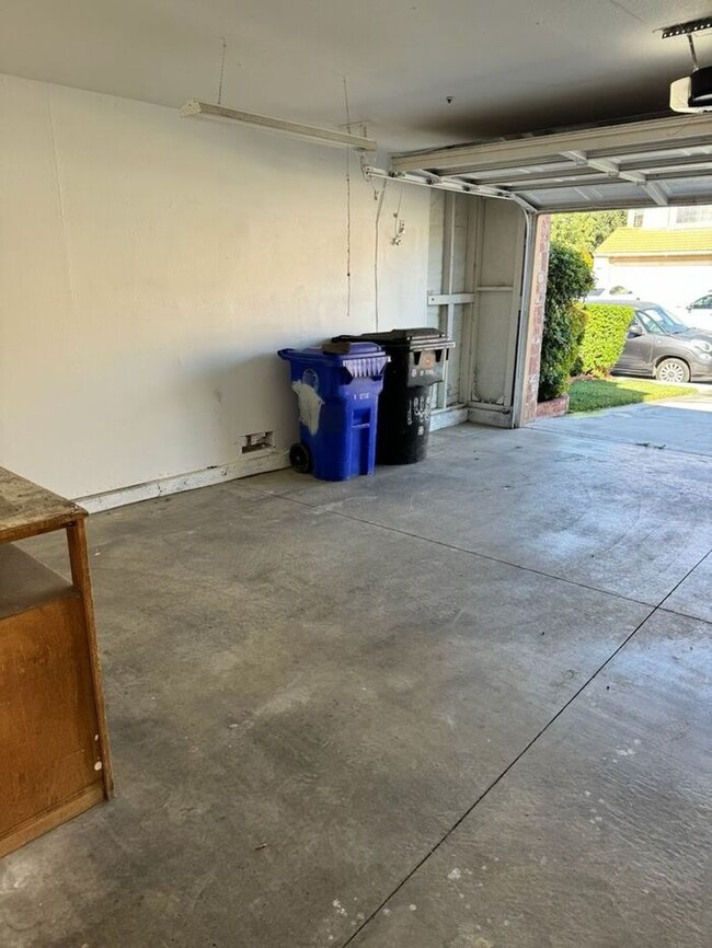 Building Photo - Cozy 3 Bedroom 2.5 Bathroom in Fontana CA ...