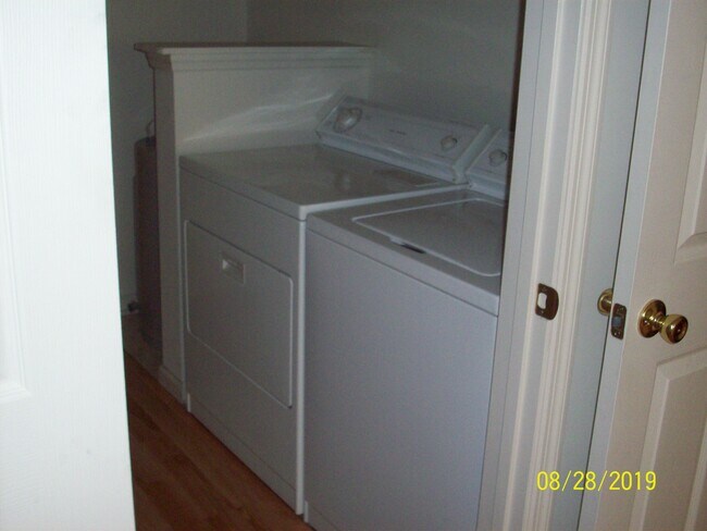 Building Photo - 211 Sandy Run