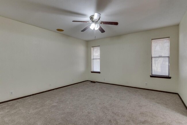 Building Photo - 2013 Tanglewood Dr