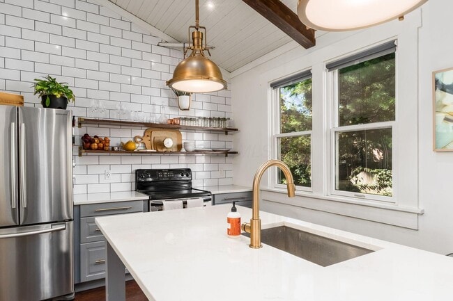 Building Photo - 745 Mohawk St