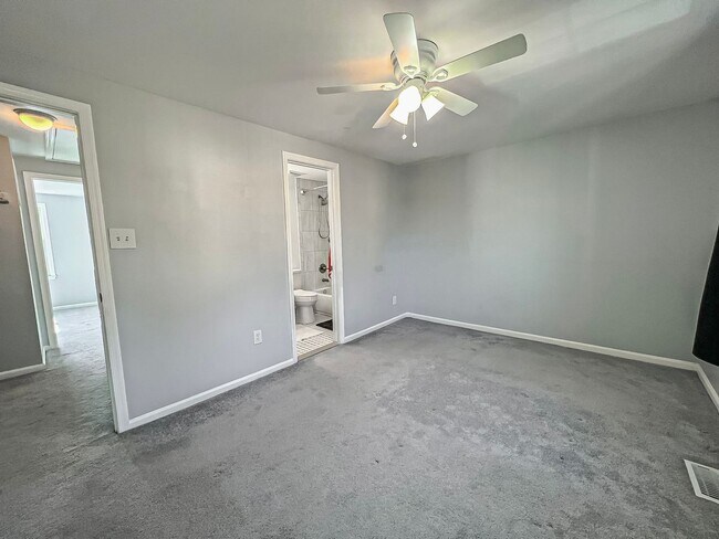 Building Photo - Sunny And Delightful 3 Bed 2.5 Bath Interior Townhome In Refreshing Newgate