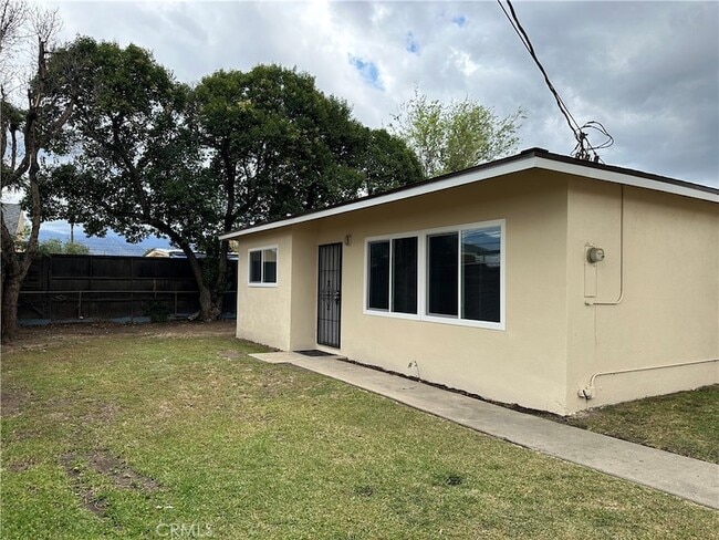 Building Photo - 4930 N Vincent Ave