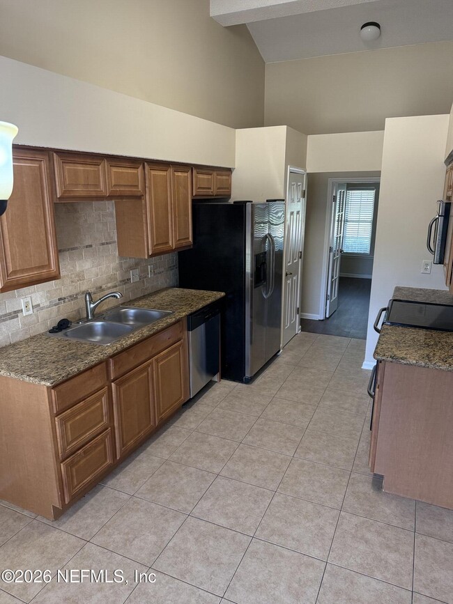 Building Photo - 487 Springbrook Dr