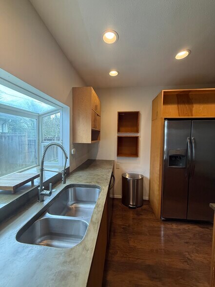 Building Photo - 406 E 43rd St