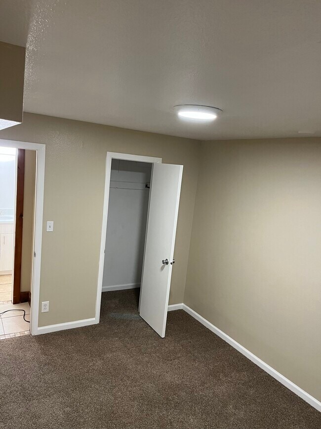 Building Photo - 435 E Creekside Cir