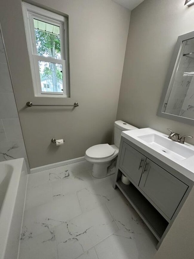 Building Photo - Immaculate 3 BD 2 BA Detached Home with Ga...
