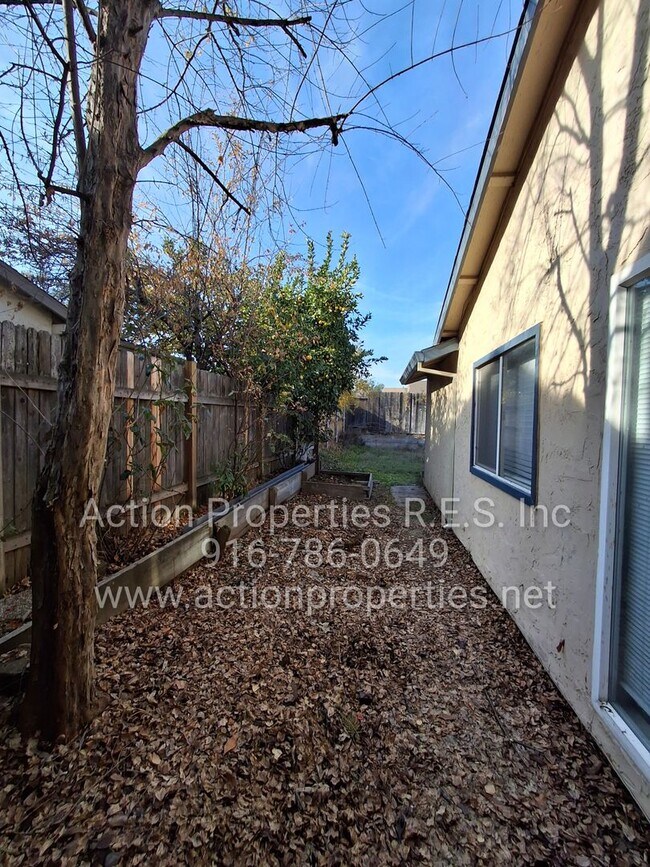Building Photo - Antelope R.V. Parking, Single Story: Large Yard: RV Parking: 3 Bed, 2 Bath - Foothill Farms/Antelope
