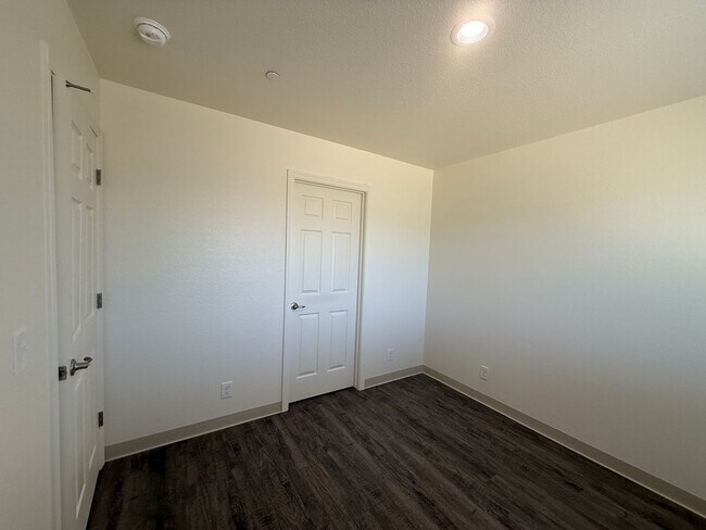 Building Photo - Free Month of Rent for Move in before Dec 1st - Brand New Upstairs 3 Bedroom Apartment