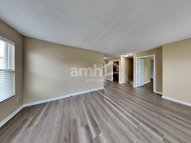 Building Photo - 944 Stonehurst Dr