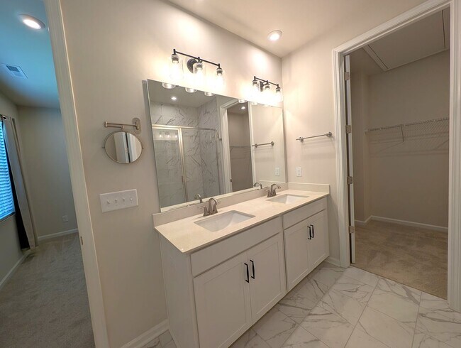 Building Photo - Pristine 2 story Townhome located in the Fifteen Cannon Community in Charlotte!