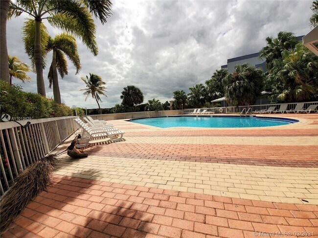 Building Photo - 9363 Fontainebleau Blvd