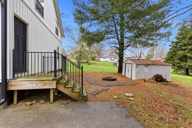 Building Photo - 613 Pearson Springs Rd