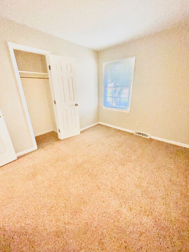 Building Photo - 3 bed 1.5 bath ranch style house * Special *