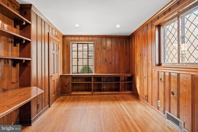 Building Photo - 6045 Edgewood Terrace