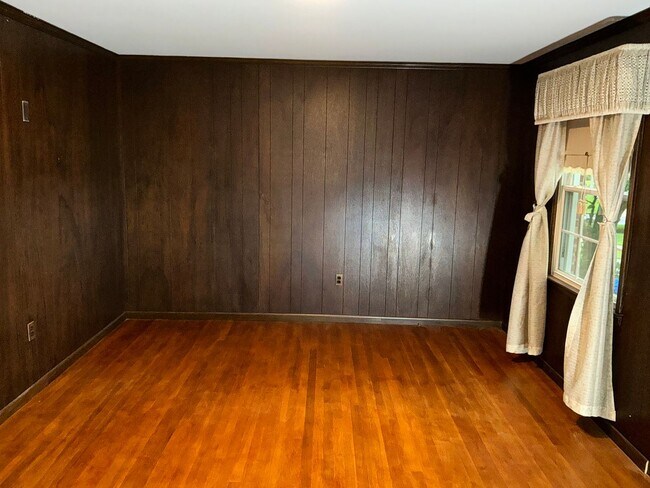 Building Photo - Very well maintained 4BR 2.5BA 5 level spl...