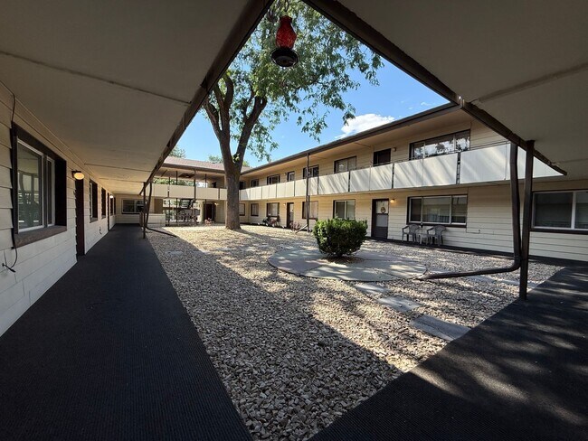 Building Photo - Spacious One-Bedroom Condo in Millcreek!
